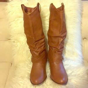 New in box Shully’s camel  boots 👢 size 10.